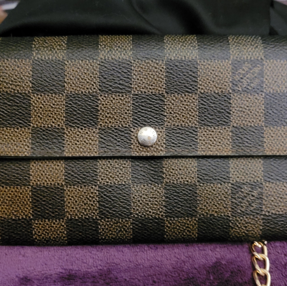 Emt$250Louis Vuitton Damier Ebene Sarah wallet, with D hooks attached